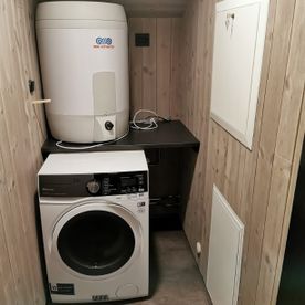 Lite rom med vaskemaskin og varmtvannstank